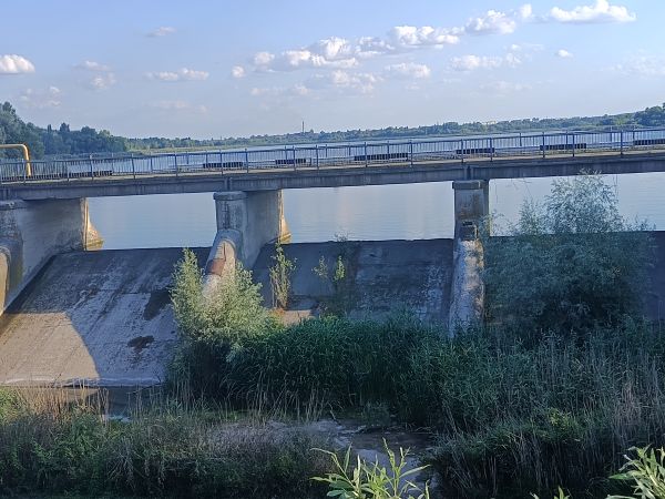 Влітку переливна гребля суха. Фото – Олександр Вівчарик