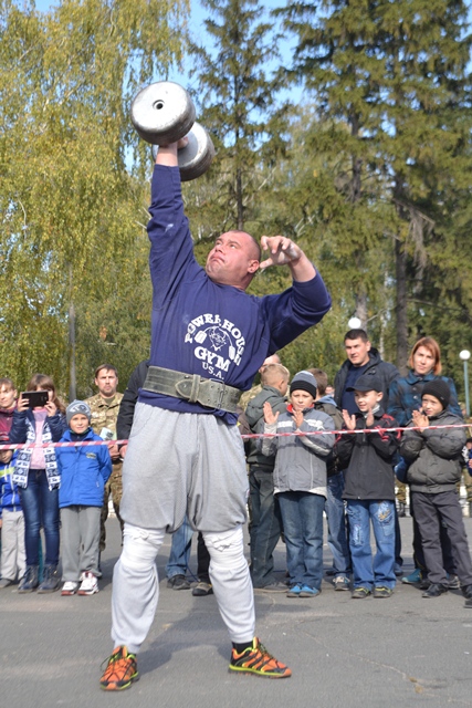 Гантеля Віктора Юрченка важить 90 кг