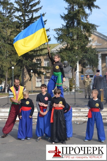 Патріотична піраміда від вихованців школи бойового гопака