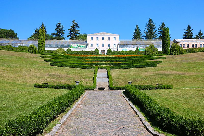 Парк «Софіївка», партерний амфітеатр (Тераса троянд), Умань. Автор фото — Prymasal (Олександр Примас), вільна ліцензія CC BY-SA 4.0
