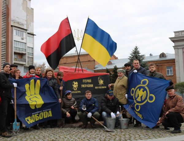 Учасники акції біля пам’ятного знаку Бандері та Шухевичу