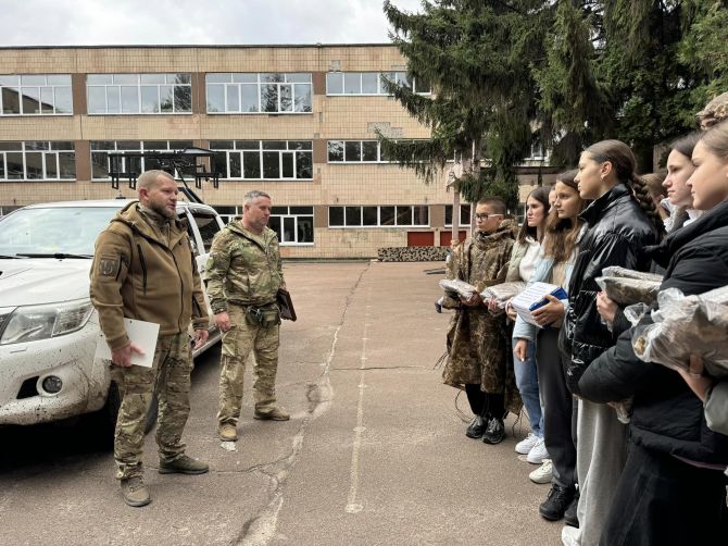 Учні колегіуму «Берегиня» передали Добровольчому формуванню Черкаської територіальної громади підсилення