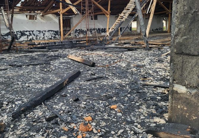 Одне з пошкоджених підприємств на Черкащині, згарище на одному з об’єктів і уламками пошкоджені стіни: після атаки «шахедів» створюється комісія для фіксації руйнувань. Далі проводиться технічне обстеження та оцінка збитків. Комісія ухвалює висновок про стан і відновлення об’єкта. Підприємство готує документи для отримання фінансування з бюджету чи донорських фондів. Відновлювальні роботи починаються після виділення коштів і проведення закупівель.