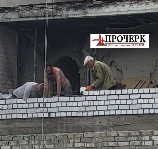У Черкасах почали відбудовувати зруйнований російською ракетою готель. Власники до влади звертались, але відшкодувань не отримали, бо мали проблеми з документами
