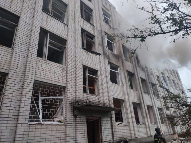 7 травня 2025 року по Умані вдарили російські дрони-камікадзе типу «Шахед». Один із них пошкодив навчальний корпус професійного аграрного ліцею. Ударною хвилею вибило понад сотню вікон, десятки дверей, пошкодило меблі, техніку й навчальні матеріали. Фото надане освітнім закладом 7 травня 2025 року по Умані вдарили російські дрони-камікадзе типу «Шахед». Один із них пошкодив навчальний корпус професійного аграрного ліцею. Ударною хвилею вибило понад сотню вікон, десятки дверей, пошкодило меблі, техніку й навчальні матеріали. Фото надане освітнім закладом