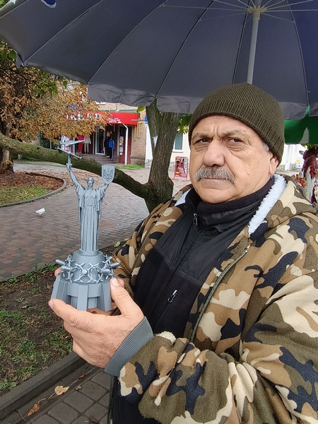 Рамазан Таібов зі скульптурою Батьківщина-Мати, якою нині вона, на його думку, мала би бути