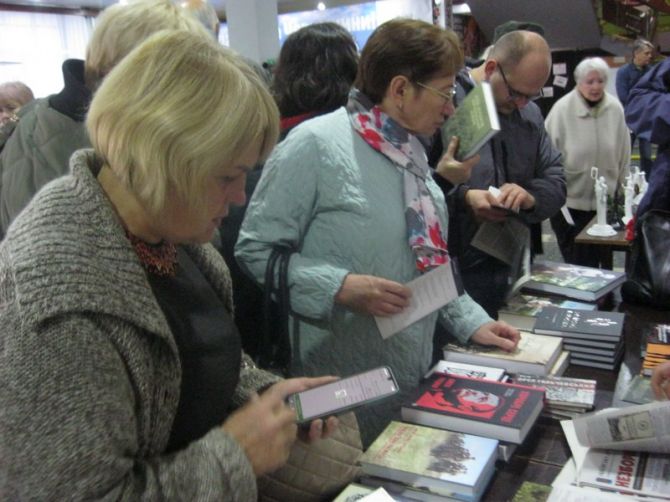 На вшануваннях у Смілі можна було придбати книги історичного клубу „Холодний Яр”