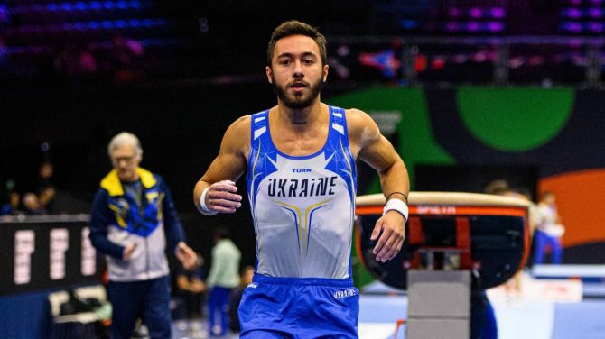 Назар Чепурний в опорному стрибку на ЧС-2026. Getty Images/Vitalii Kliuiev