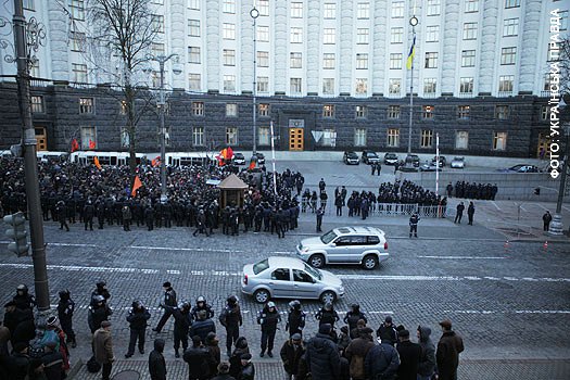 Учорашній мітинг під Кабміном. Не виключено, що до чорнобильців можуть приєднатися і черкаські медики та освітяни, яким не вистачає коштів на зарплату на грудень. Фото «Української правди»