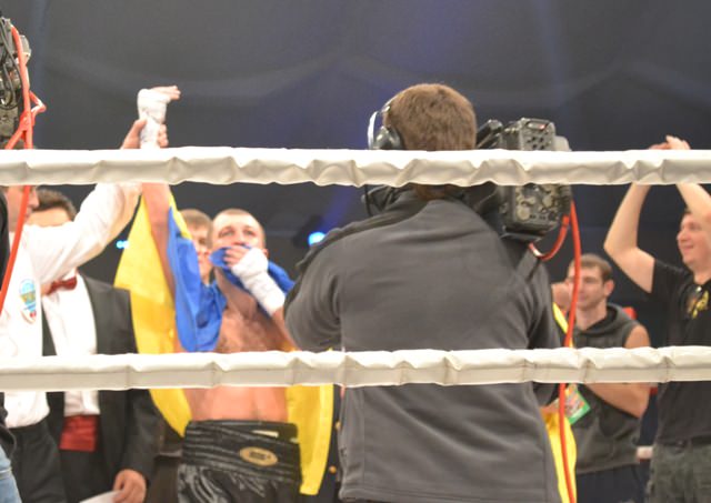 Після перемоги Сергій цілував рідний український прапор і дякував глядачам за підтримку