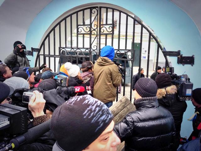 Мітингувальники і журналісти знайшли прихисток у Михайлівському соборі