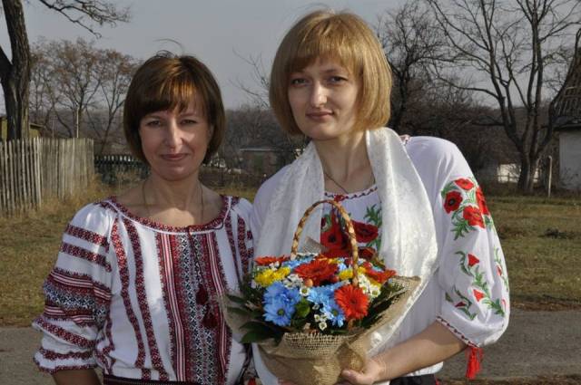 Альона Каїрцева (справа) з іншою волонтеркою-самооборонівкою Інною Плащенковою