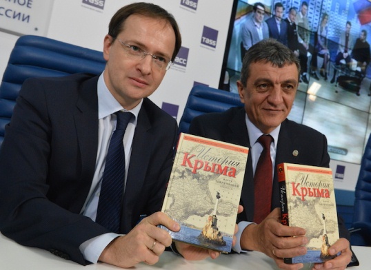 Володимир Мединський на фото – зліва