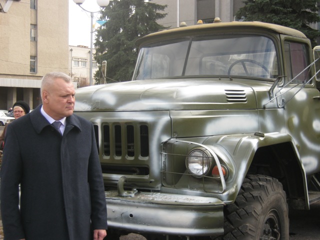 Олексій Цибко біля відремонтованої машини, яку відправляли на фронт