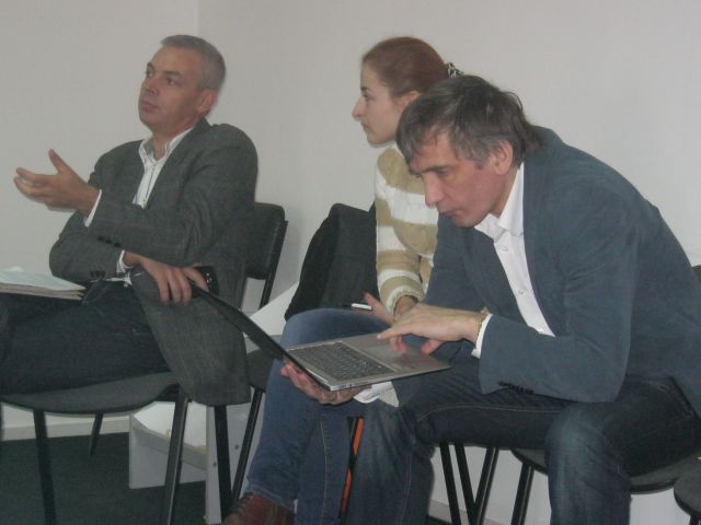 Олексій Погорєлов (крайній зліва) теж мав чимало запитань до виступаючих