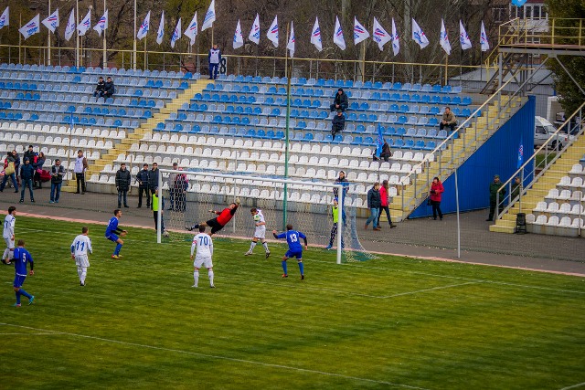 "Рєспубліканскій футбольний союз ДНР" написав на своєму сайті, що фінал їхнього кубка прийшло подивитися 2,5 тис. глядачів і проілюстрував це фотографіями... порожніх трибун