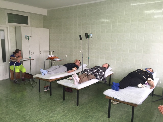 На знімку: серед інших пацієнтів під крапельницею в обласному ендокринному центрі і Андрій (посередині)