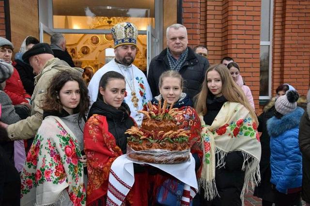 Настоятель храму Різдва Іоана Хрестителя протоієрей Михайло Шевчук і міський голова Сміли Олексій Цибко в очікуванні Предстоятеля
