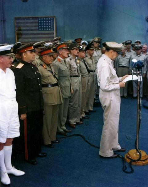 генерал Кузьма Дерев’янко на лінкорі „Міссурі” стоїть другий зліва. Промовляє Дуглас Макартур