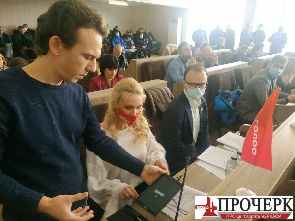 Шинкарьова отримує прилад для голосування