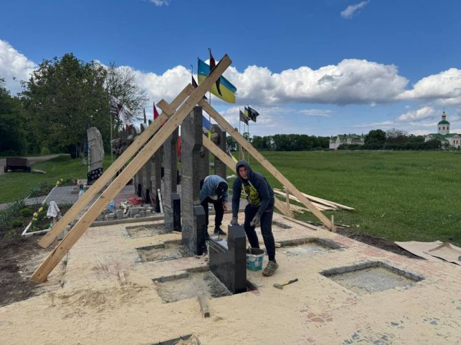 Цьогоріч пам’ятники в Холодному Яру вдалося встановити лише 14 травня — за кілька днів до традиційних ХХХ вшанувань героїв. Як зазначив Роман Коваль, президент Історичного клубу «Холодний Яр», торік це вдалося зробити за тиждень до події, а нині через дощі — з затримкою Цьогоріч пам’ятники в Холодному Яру вдалося встановити лише 14 травня — за кілька днів до традиційних ХХХ вшанувань героїв. Як зазначив Роман Коваль, президент Історичного клубу «Холодний Яр», торік це вдалося зробити за тиждень до події, а нині через дощі — з затримкою