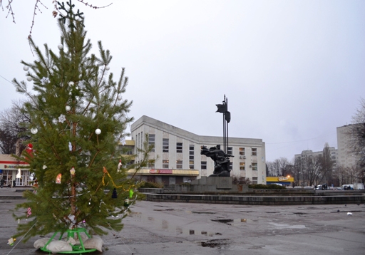 У Черкасах стало на одну вуличну ялинку більше