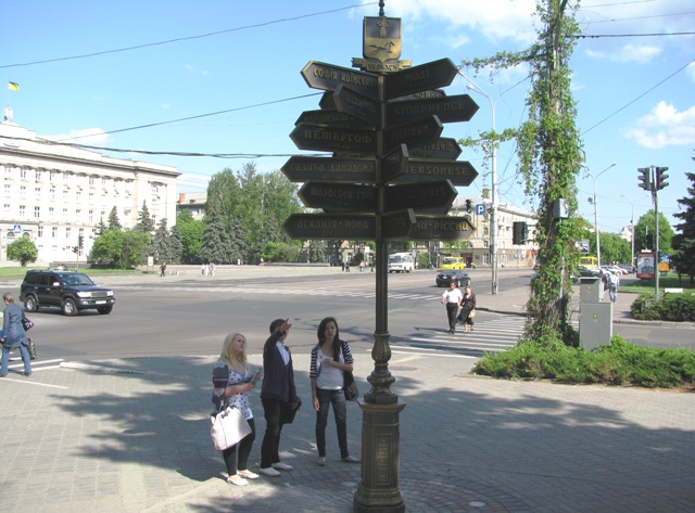 На розі вулиць Шевченка і Байди-Вишневецького в Черкасах встановлено вказівник до визначних пам’яток світу