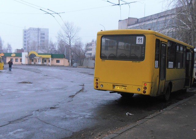 Батьки дітей-інвалідів сфотографували той-таки спеціальний автобус, однак, як видно з фото, задня частина автобуса вже переобладнання для звичайних пасажирів