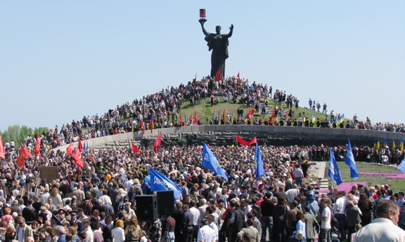 На парад з нагоди Дня Перемоги у Черкасах зібралось близько 15 тисяч людей