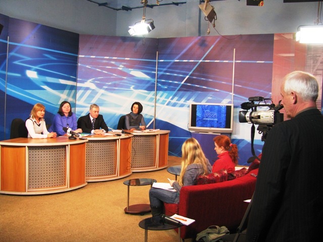 Заїжджий гендиректор ОДТРК "Рось" Юрій Уздемір дає свою першу прес-конференцію. Через півроку після призначення
