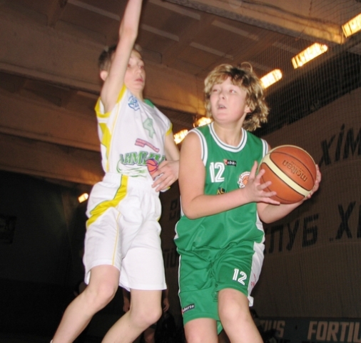 Ілля Антонєнко (на фото справа), 2008 рік. Джерело: www.mavpabasket.com