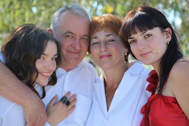 На фото – Марина Лук’яненко (зліва) із батьками та сестричкою. Фото із соціальної мережі «Фейсбук»