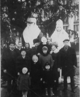 Юрій Гончаров (на фото праворуч) у дитинстві любив новорічні канікули та щедрівки в селі