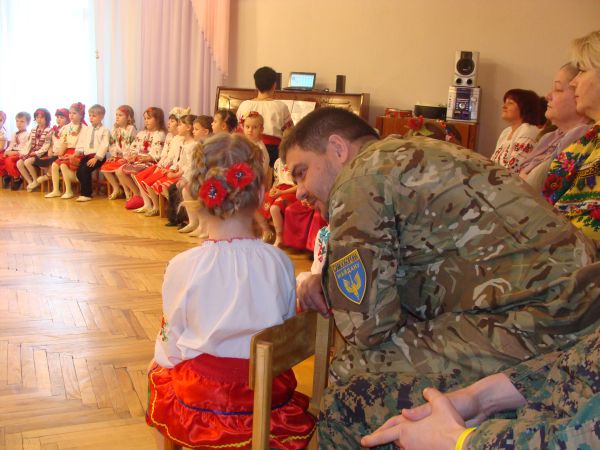 Самооборонівець Олексій Ющенко із Лізою, чий тато воює в зоні АТО