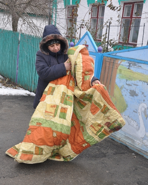 Відігнавши собак, сусіди замотали скривавленого пенсіонера в ковдру від холоду до приїзду «швидкої»