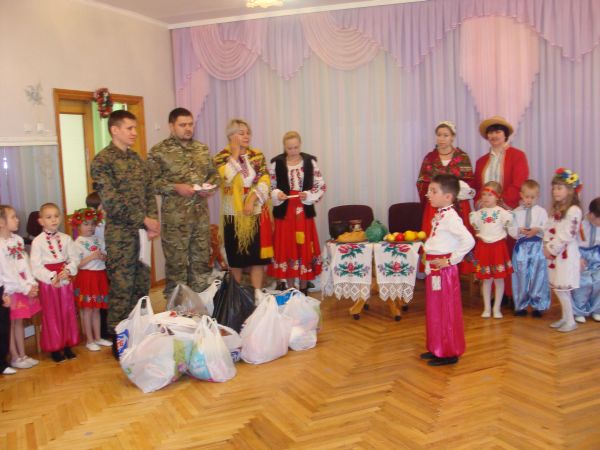 не тільки батьки і колектив садочку, а й малюки долучилися до акції «Допоможи воїну»