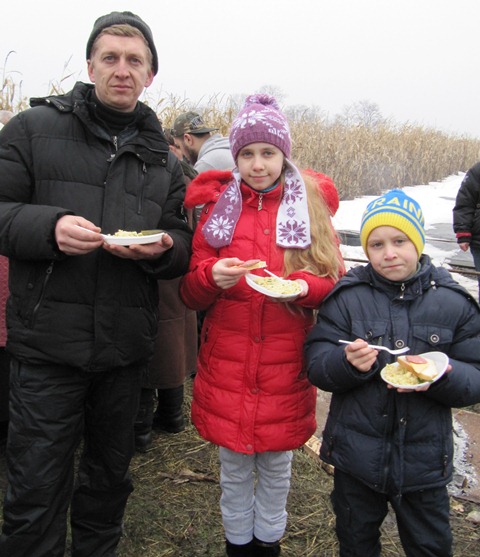 Саша та Альона Подшебякіни разом із татом Сергієм вже не вперше приїздять на святкування з чорнобаївського кутка Майорщини. Скупатися цього разу ще не наважилися, хоча найбільше бажання було в малого Сашка. Родина лише освятила воду та посмакувала гарячими напоями з бутербродами