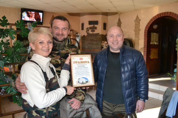 На фото: (зліва направо) волонтерка-самооборонівка Валентина Безсонова, командир взводу 12-го батальйону майор Назаренко («Кадет»), голова ГО «Самооборона Майдану Черкаської області» Олег Скалько
