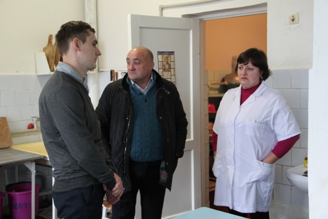 На знімку – депутат обласної ради Віктор Полозов разом із директором Василем Качаном та головою батьківського комітету Надією Іванютою оглядає їдальню антипівської школи