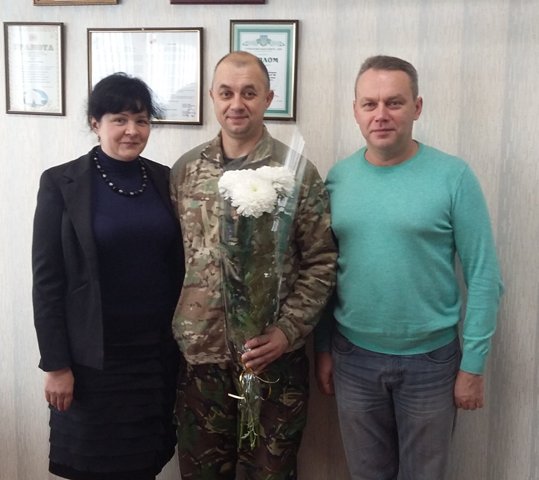 На фото – директор спеціалізованої школи №20 Людмила Кіта, командир дивізіону 43-ї артилерійської бригади Анатолій Стуженко та керівник ГО «Автомайдан-Черкаси» Сергій Яковенко