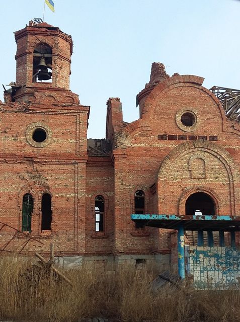 Над зруйнованою росіянами церквою майорить український прапор