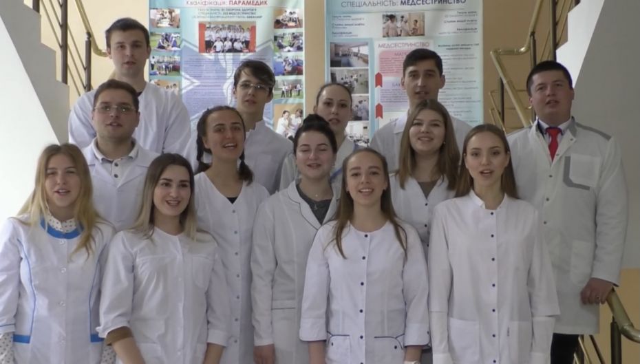 випускники