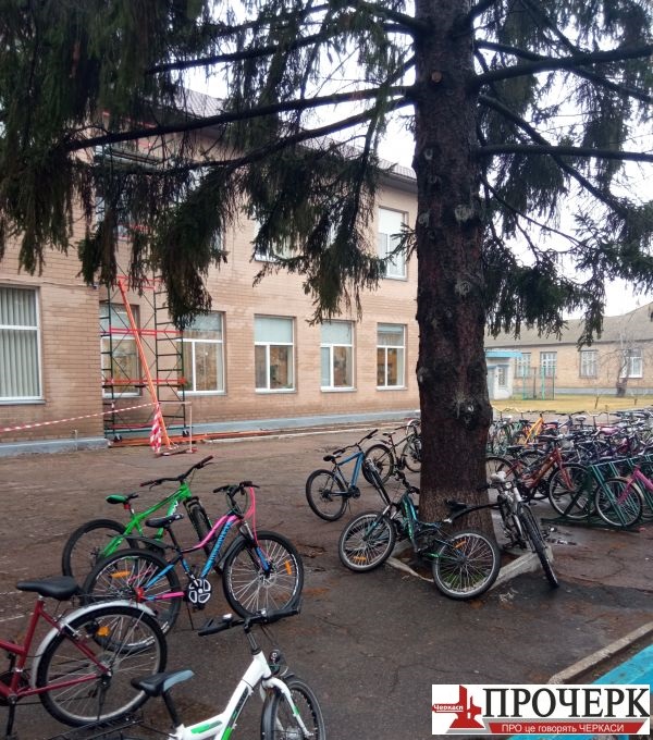 Біля школи в Сагунівці вся територія заставлена велосипедами, які тут дуже популярні як вид транспорту