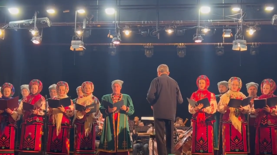 Черкаський народний хор у момент виконання пісні, присвяченої комбату "Карпатської Січі"