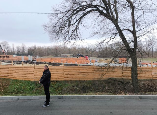 Сергій Котман, директор спортивного комплексу "Колос", показує місце, де має бути футбольне поле