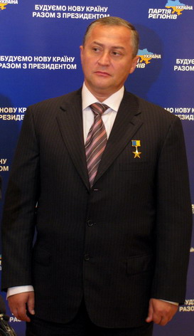 В свій час через власну фірму «Панда» Г.Бобов брав участь в «освоєнні» на власну користь коштів бюджетної програми «Золота підкова Черкащини»