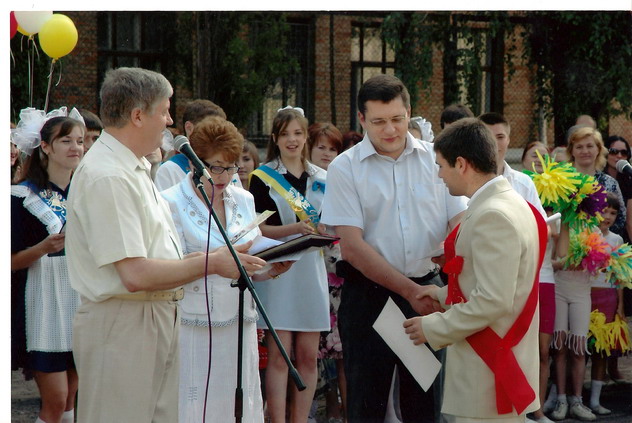 Випускнику Казаряну диплом вручав міський голова Черкас Сергій Одарич. Нині Нарек - член політичної команди мера