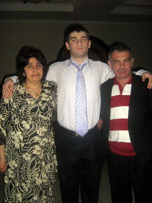 Нарек Казарян із батьками (фото - з архіву Партії вільних демократів)