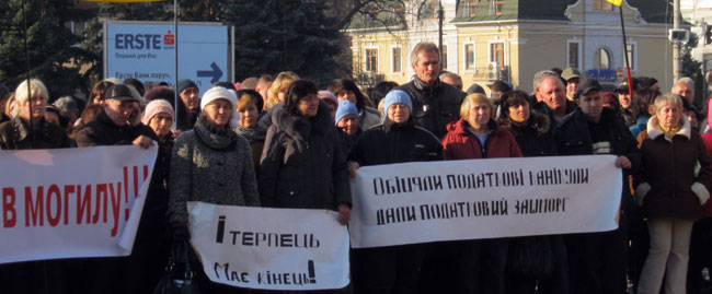 Опозиціонер Булатецький (на фото – найвищий) також прийшов висловити свій протест
