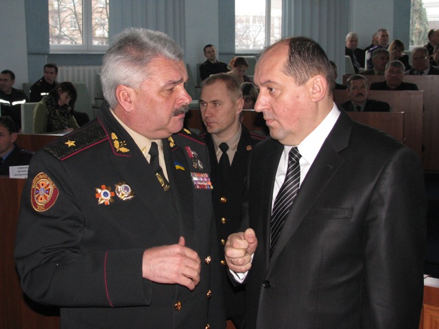 Віталій Бут приїхав інспектувати "рідну" Черкащину (ліворуч - начальник УМНС Віктор Гвоздь)